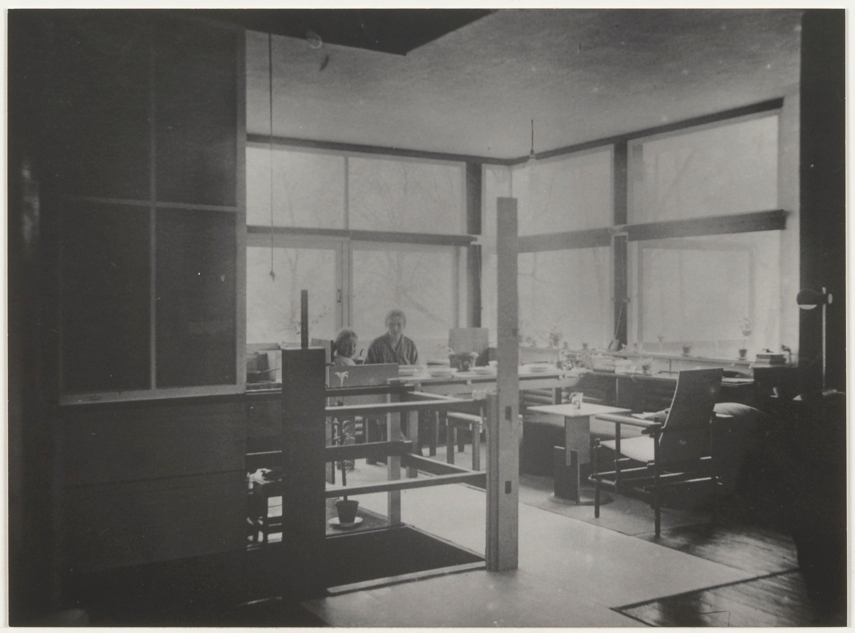 Moeder en dochter aan tafel in de woonruimte van het Rietveld Schröderhuis