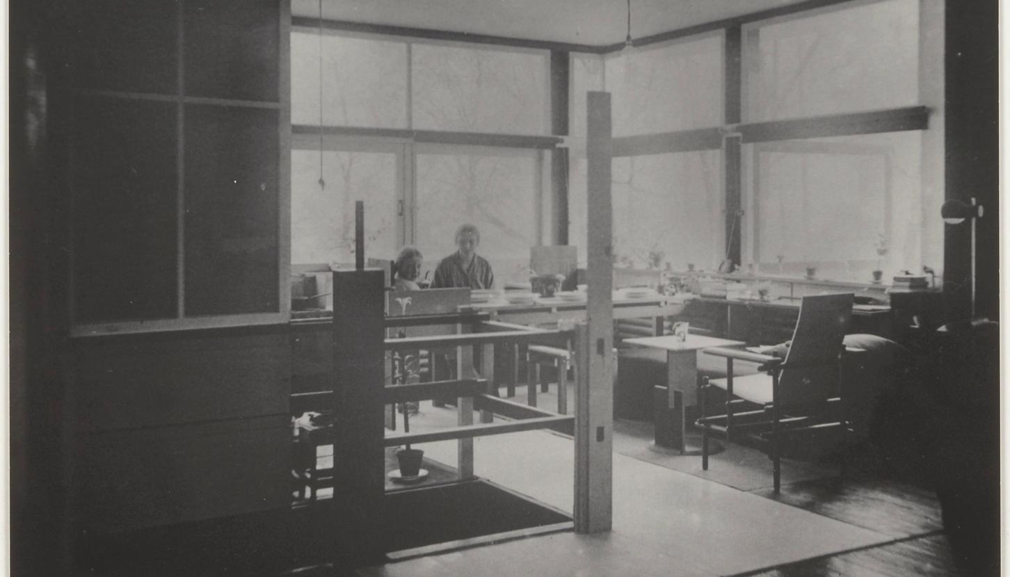 Moeder en dochter aan tafel in de woonruimte van het Rietveld Schröderhuis
