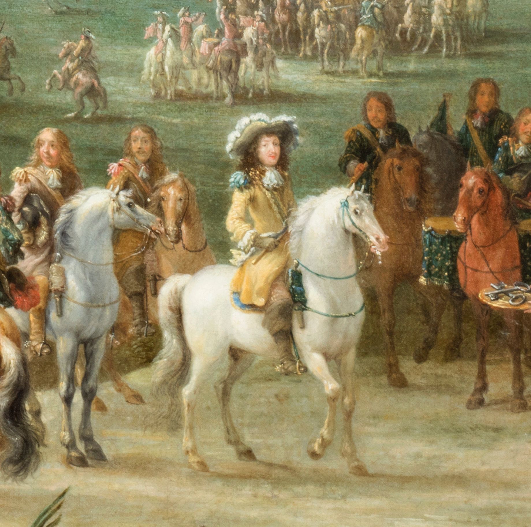 Centraal zit een man op een witte paard, omringd door andere rijk geklede mannen op een paard.