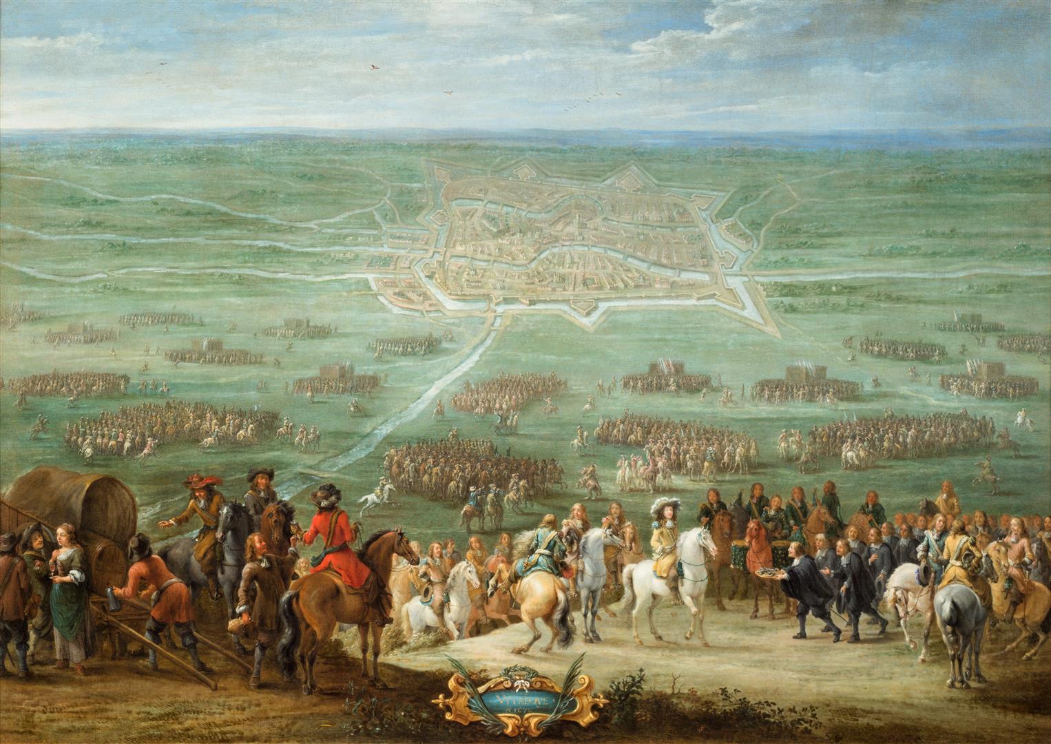 Een weids landschap met een ommuurde stad in de verte en grote groepen mensen en ruiters op de voorgrond.