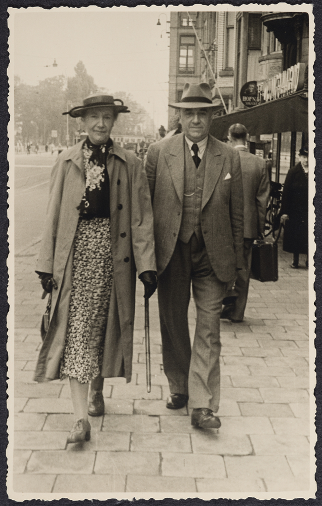Foto van de verzamelaars broer en zus Van Baaren