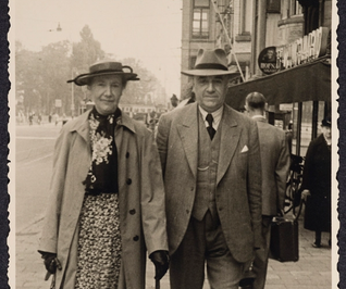 Foto van de verzamelaars broer en zus Van Baaren