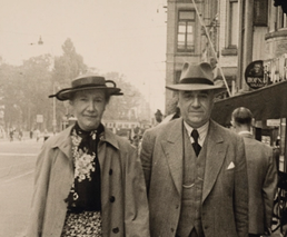 Foto van de verzamelaars broer en zus Van Baaren