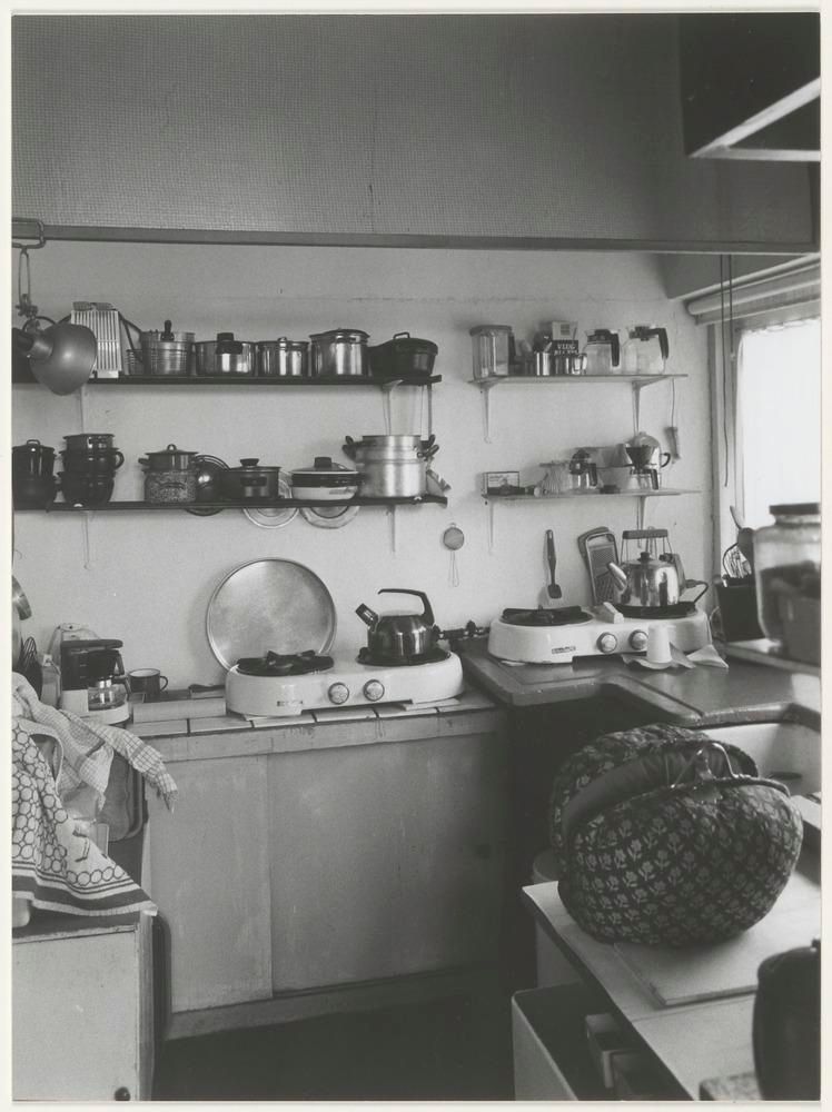 Zwart-witfoto van een keuken.