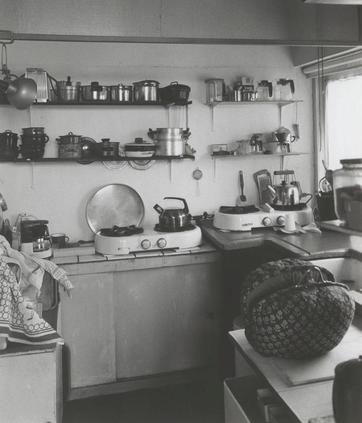 Zwart-witfoto van een keuken.