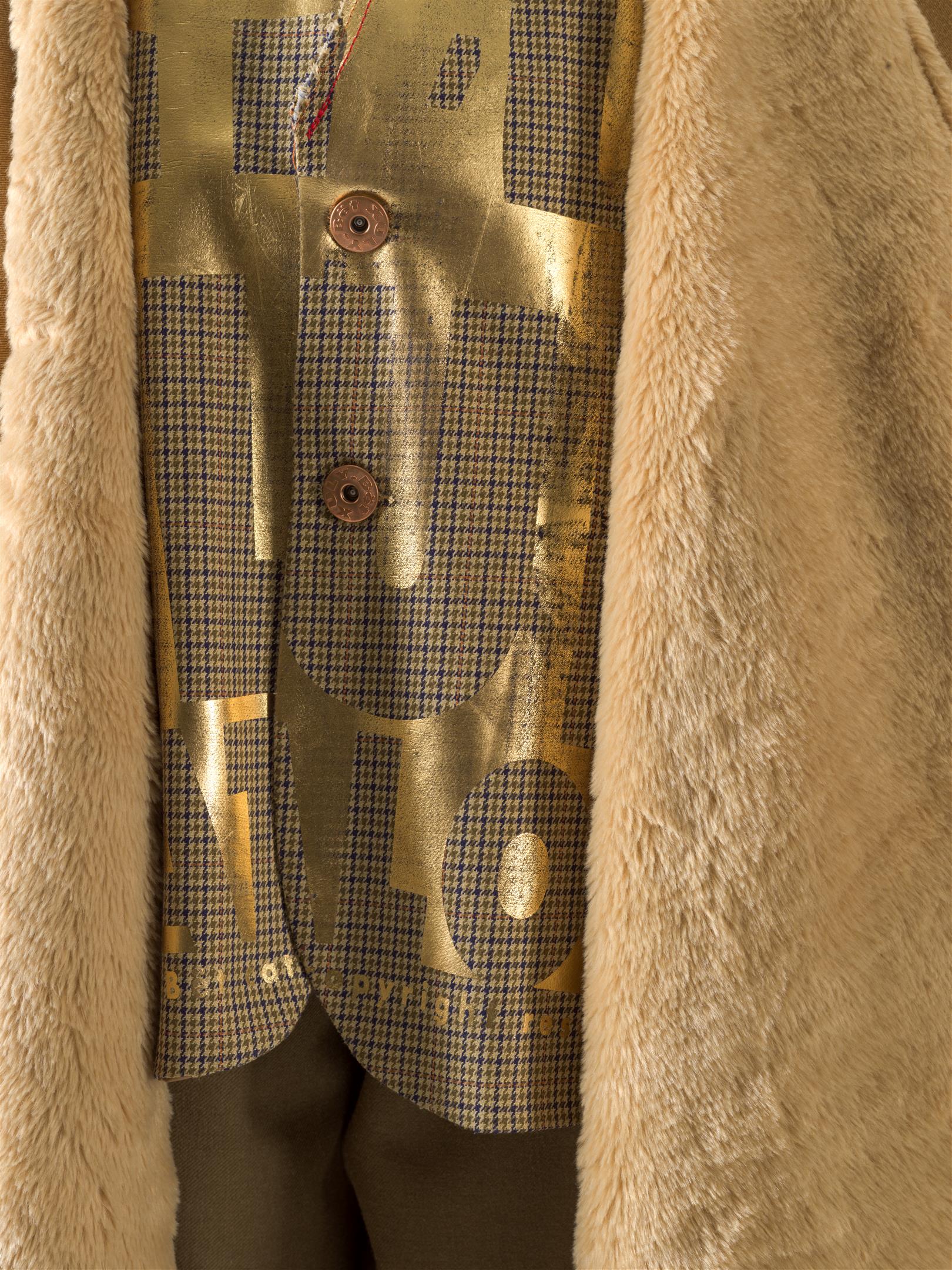 Detail van een blazer met knopen en een zachte overjas