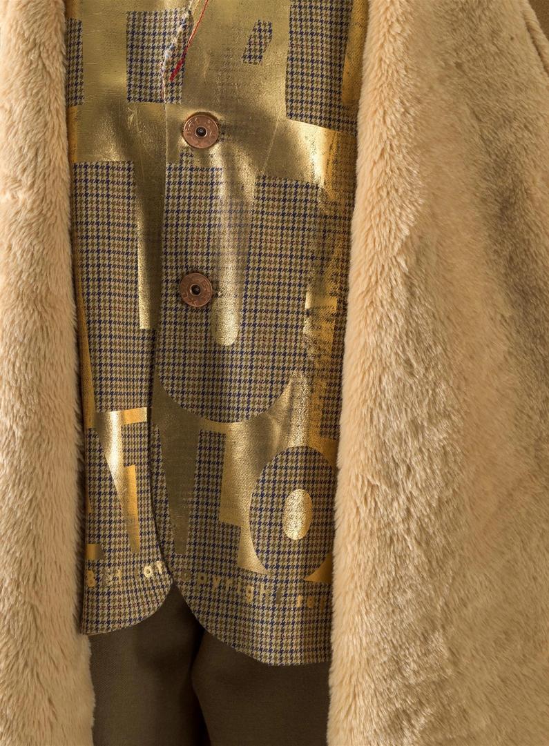 Detail van een blazer met knopen en een zachte overjas