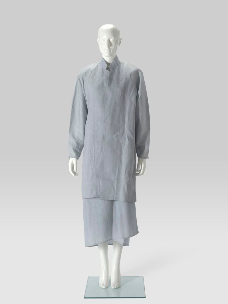Lichtblauwe kleding op een witte paspop