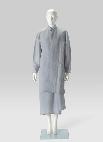 Lichtblauwe kleding op een witte paspop