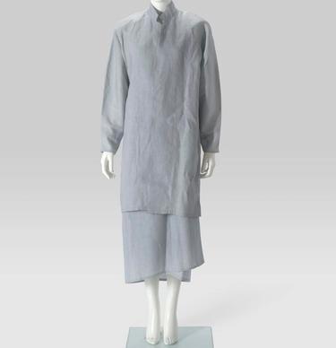 Lichtblauwe kleding op een witte paspop