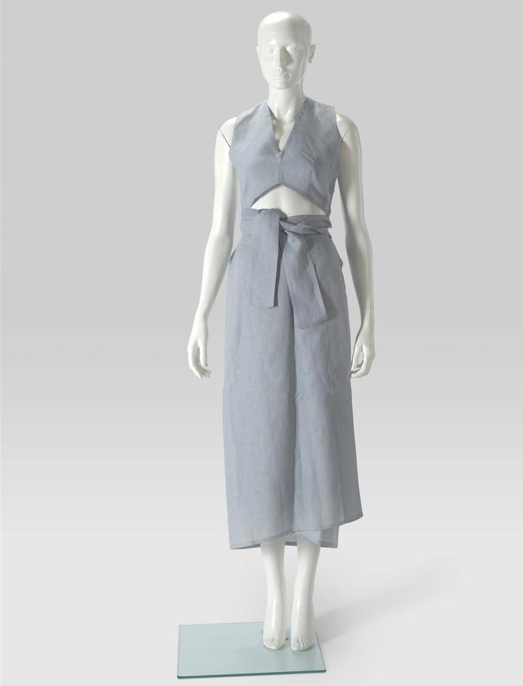 Lichtblauwe kleding op een witte paspop