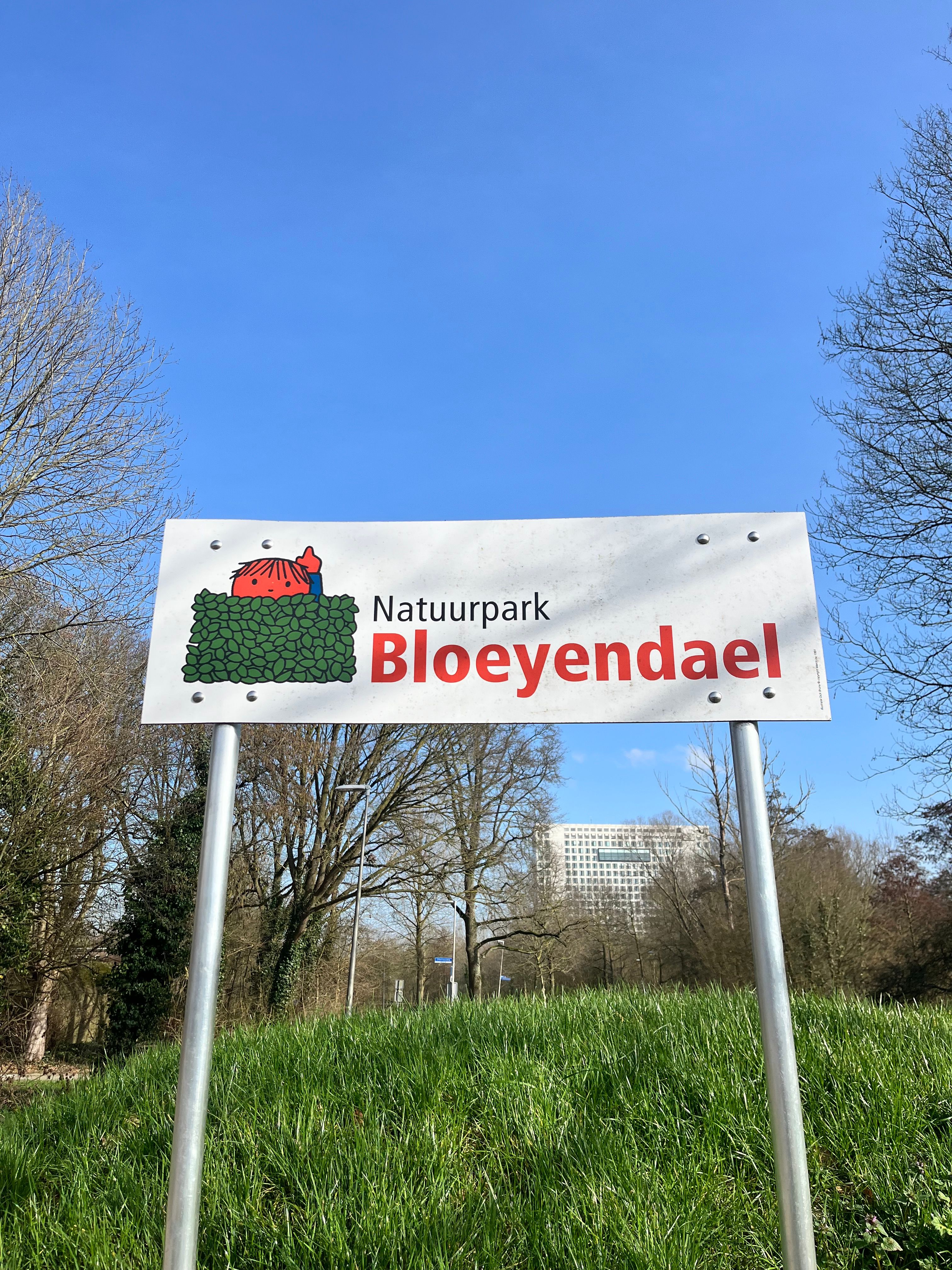 Een foto van een bord met de tekst 'Natuurpark Bloeyendael.