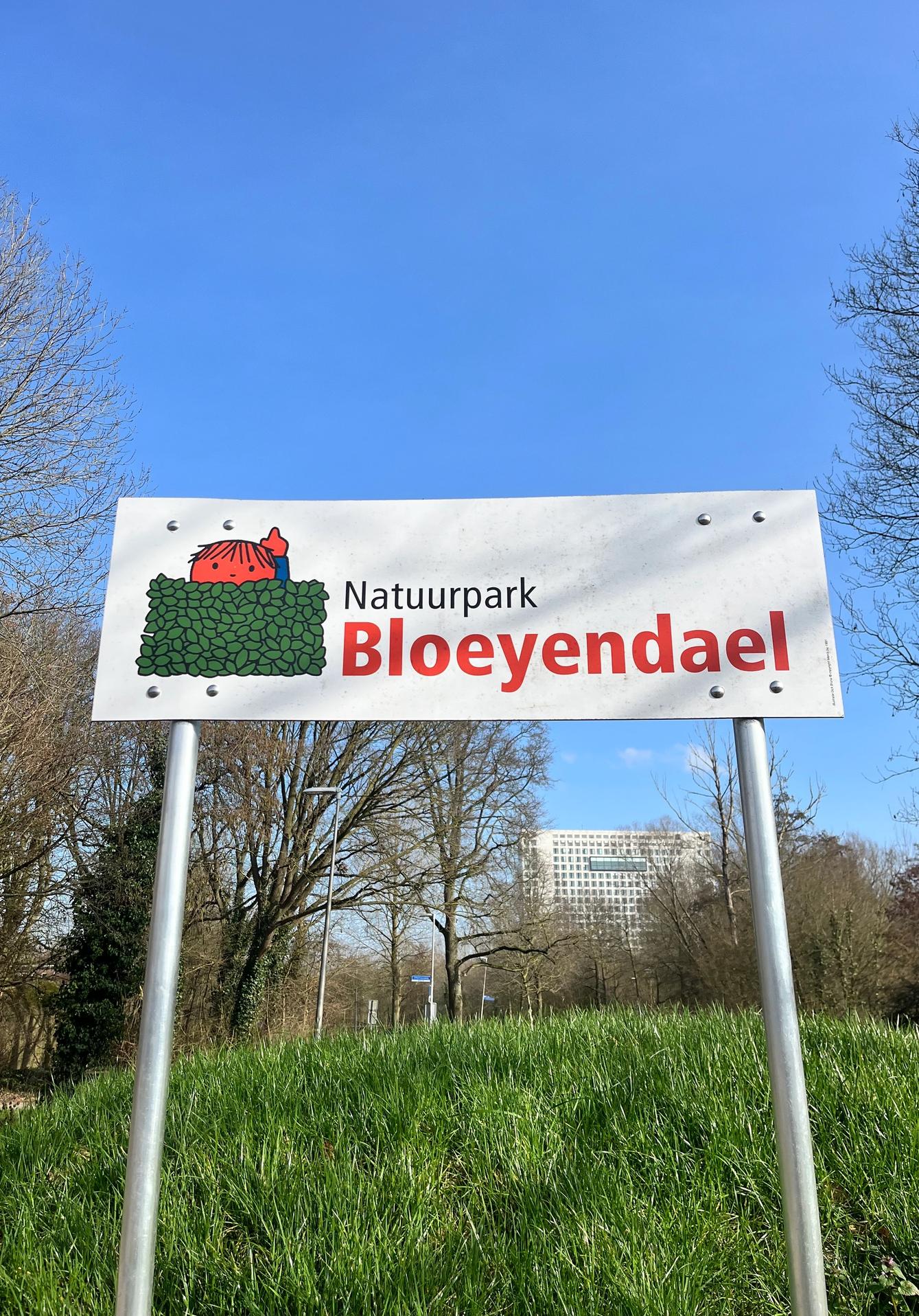 Een foto van een bord met de tekst 'Natuurpark Bloeyendael.