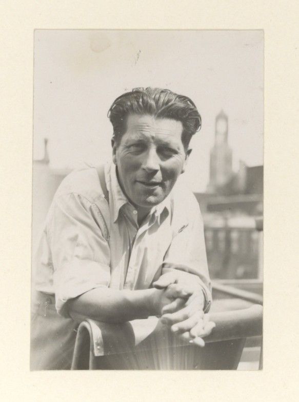 Gerrit Rietveld, met de Domtoren op de achtergrond, zwart-witfoto.