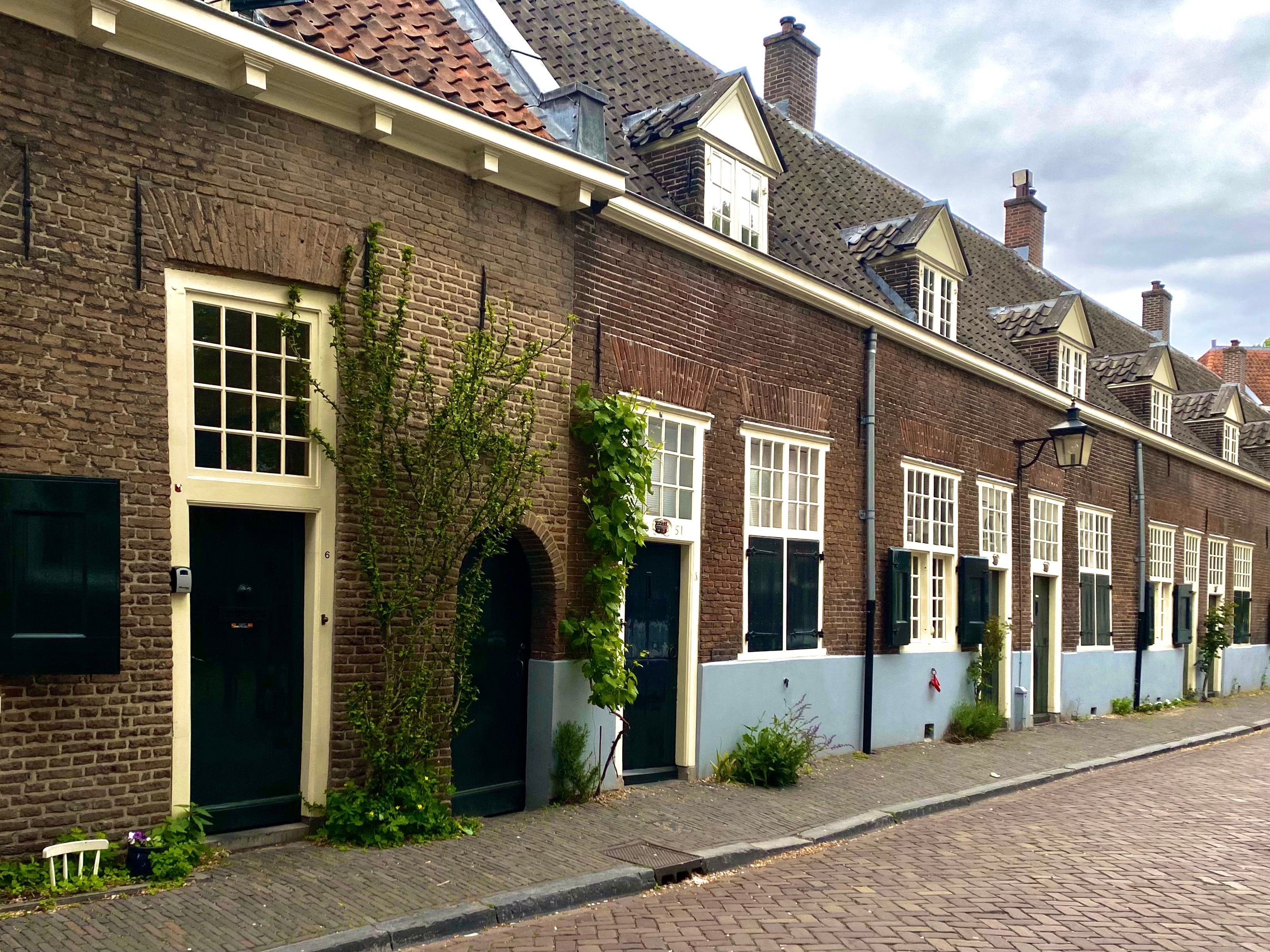 Een foto van rijtjeshuizen.