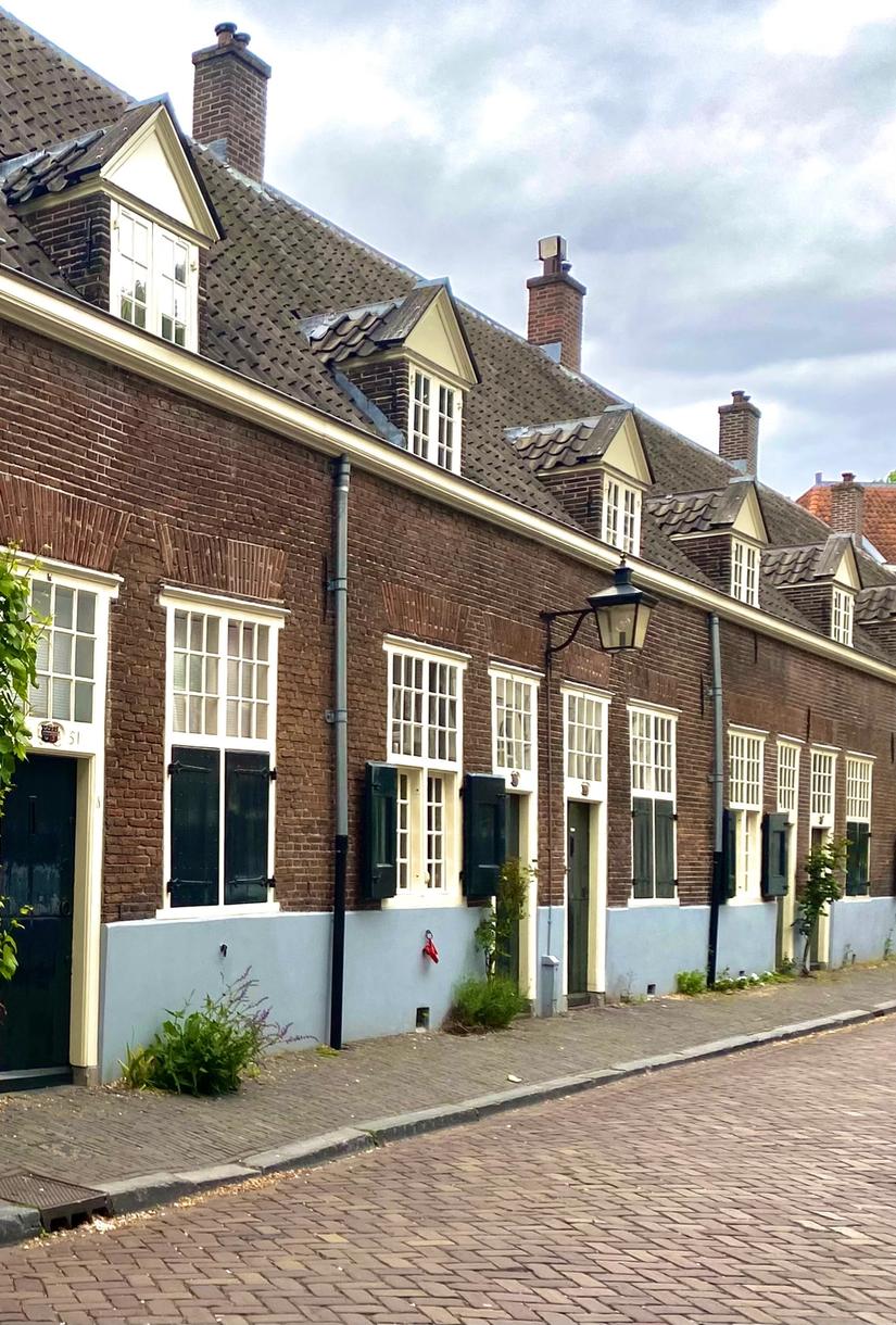 Een foto van rijtjeshuizen.
