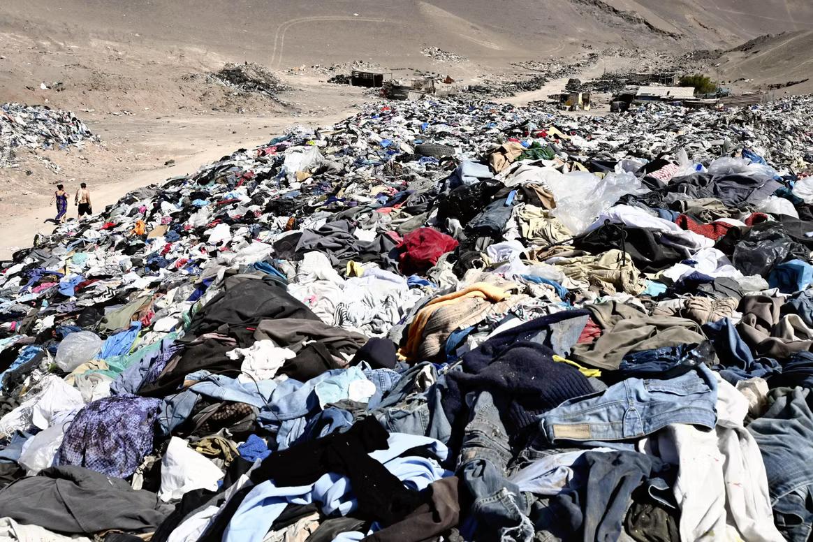 Een berg kleding in de Chileense woestijn