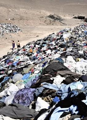 Een berg kleding in de Chileense woestijn