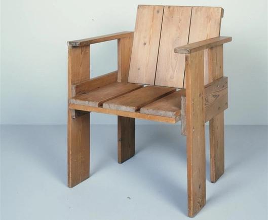 stoel gemaakt van houten planken