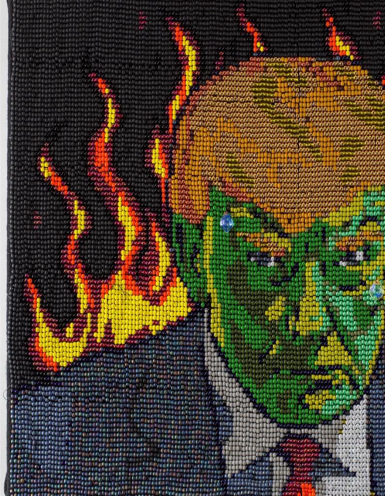 Een geborduurd portret van Donald Trump met een groen gezicht, omringd door vlammen.