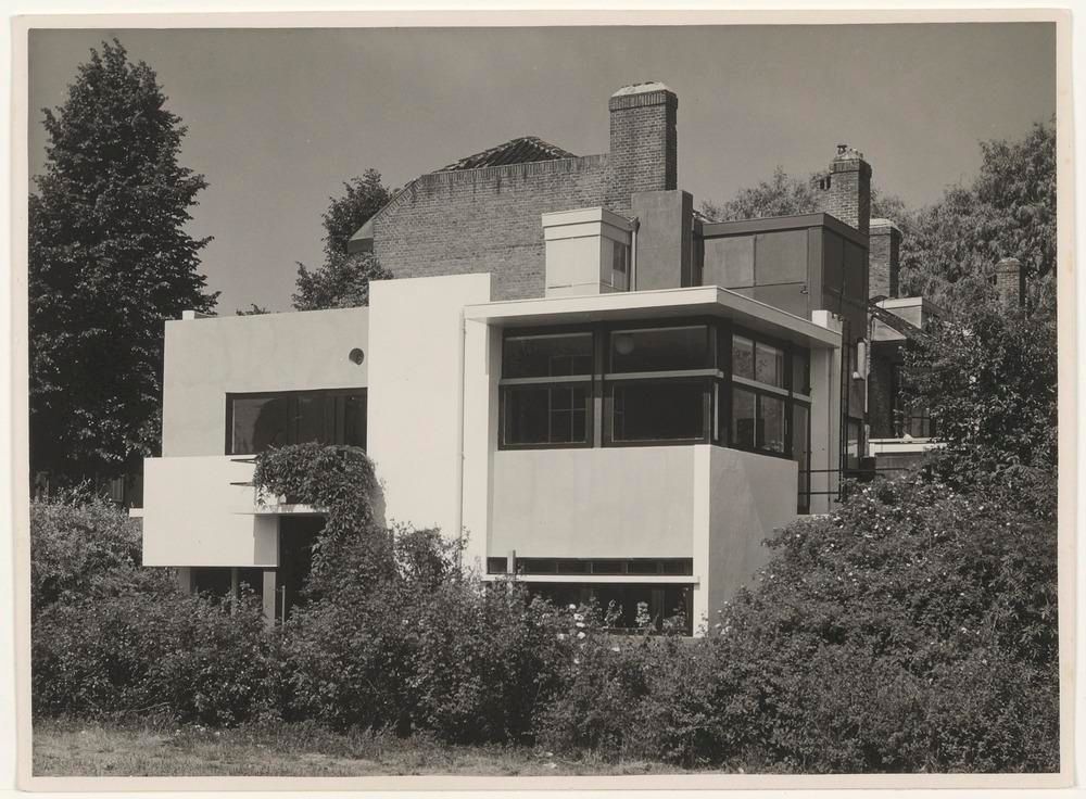 Zwart-witfoto van het Rietveld Schröderhuis, met bovenop het dak een nieuwe kamer