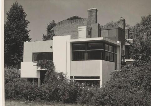 Zwart-witfoto van het Rietveld Schröderhuis, met bovenop het dak een nieuwe kamer