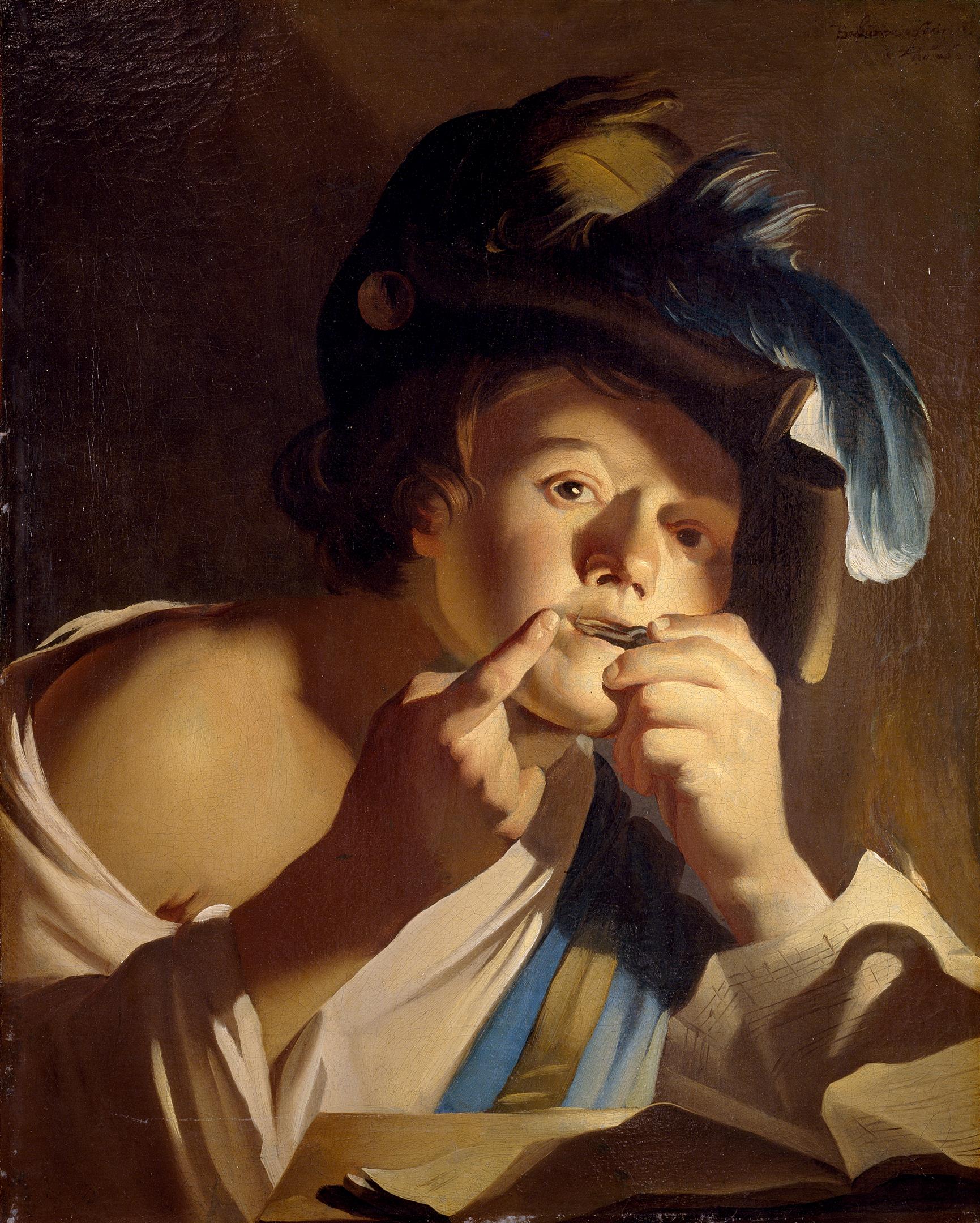 Schilderij, jongen met hoed met veren speelt op een mondharp.