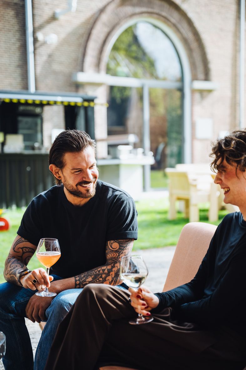 Mensen zitten op het terras van het Centraal Museum en proosten met hun glazen