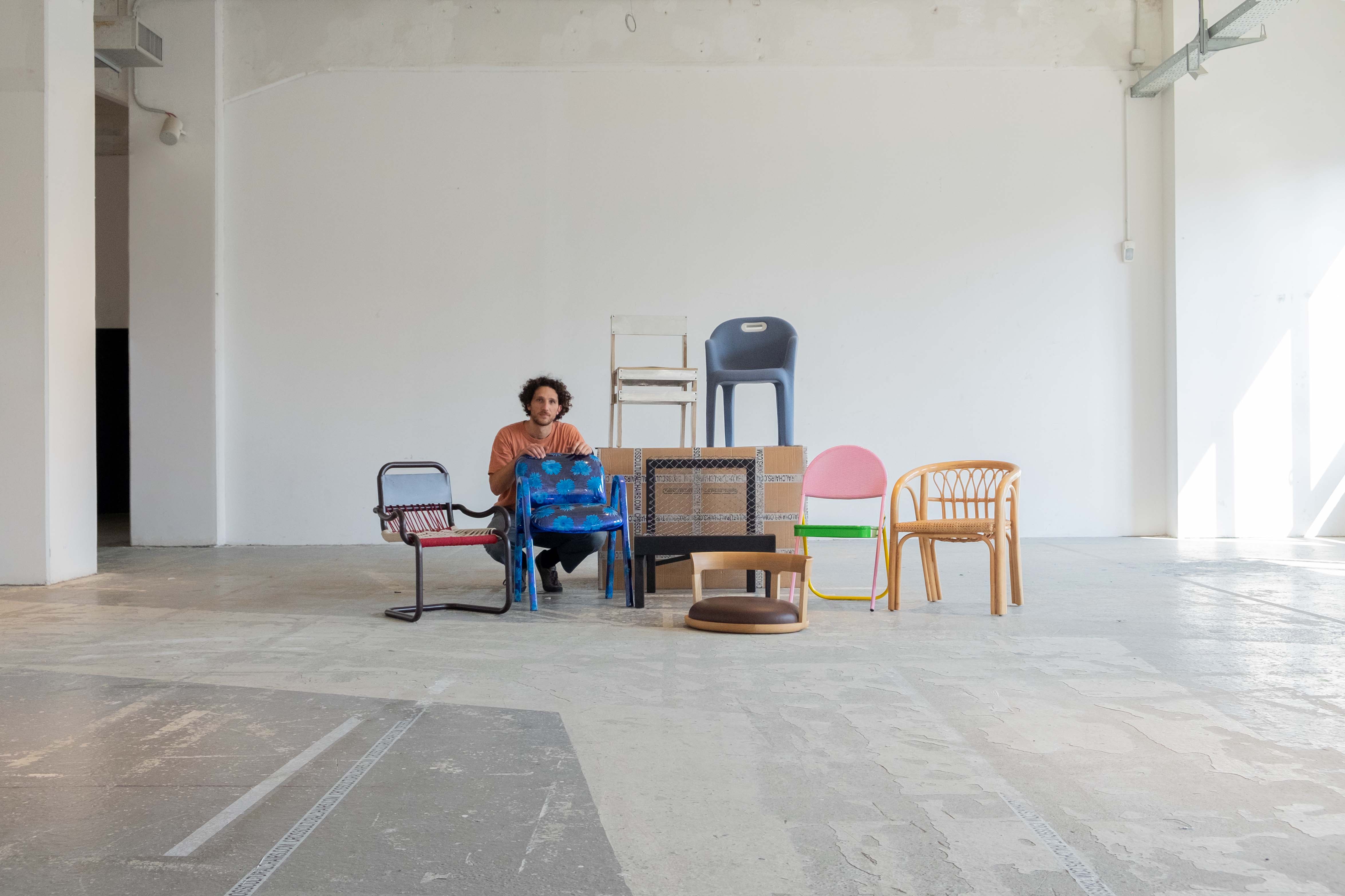Ontwerper Matteo Guarnaccia met al zijn stoelen