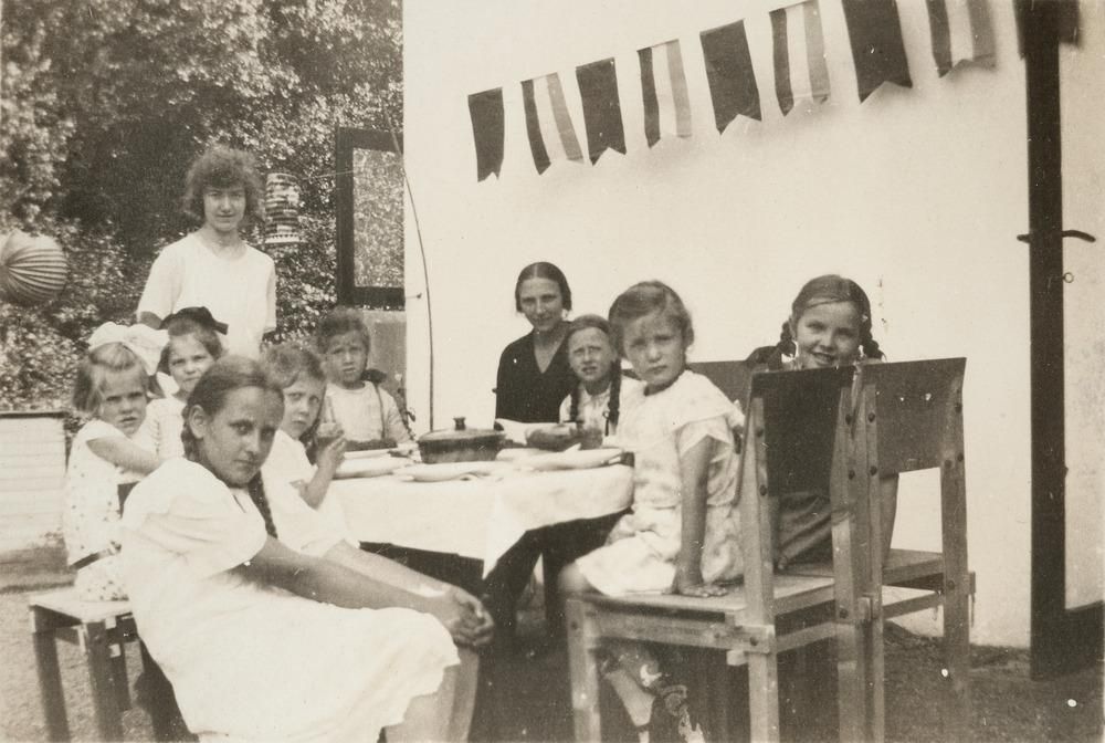 Zwart-witfoto van kinderen in tuin van het het Rietveld Schröderhuis, met slinger en lampion