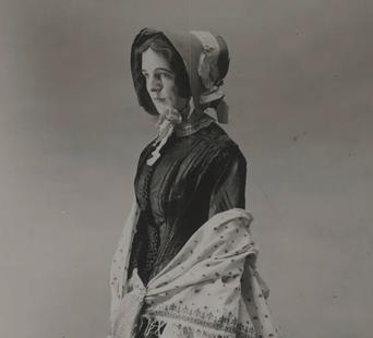 foto uit 1947 van vrouw in groene tafzijden jurk