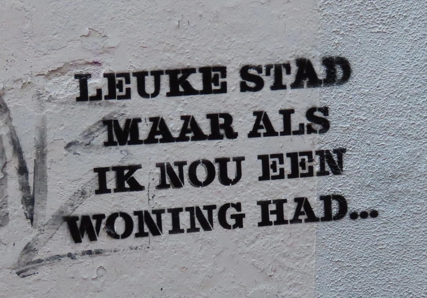 Een afbeelding van een muur met de tekst 'leuke stad maar als ik nou een woning had.."