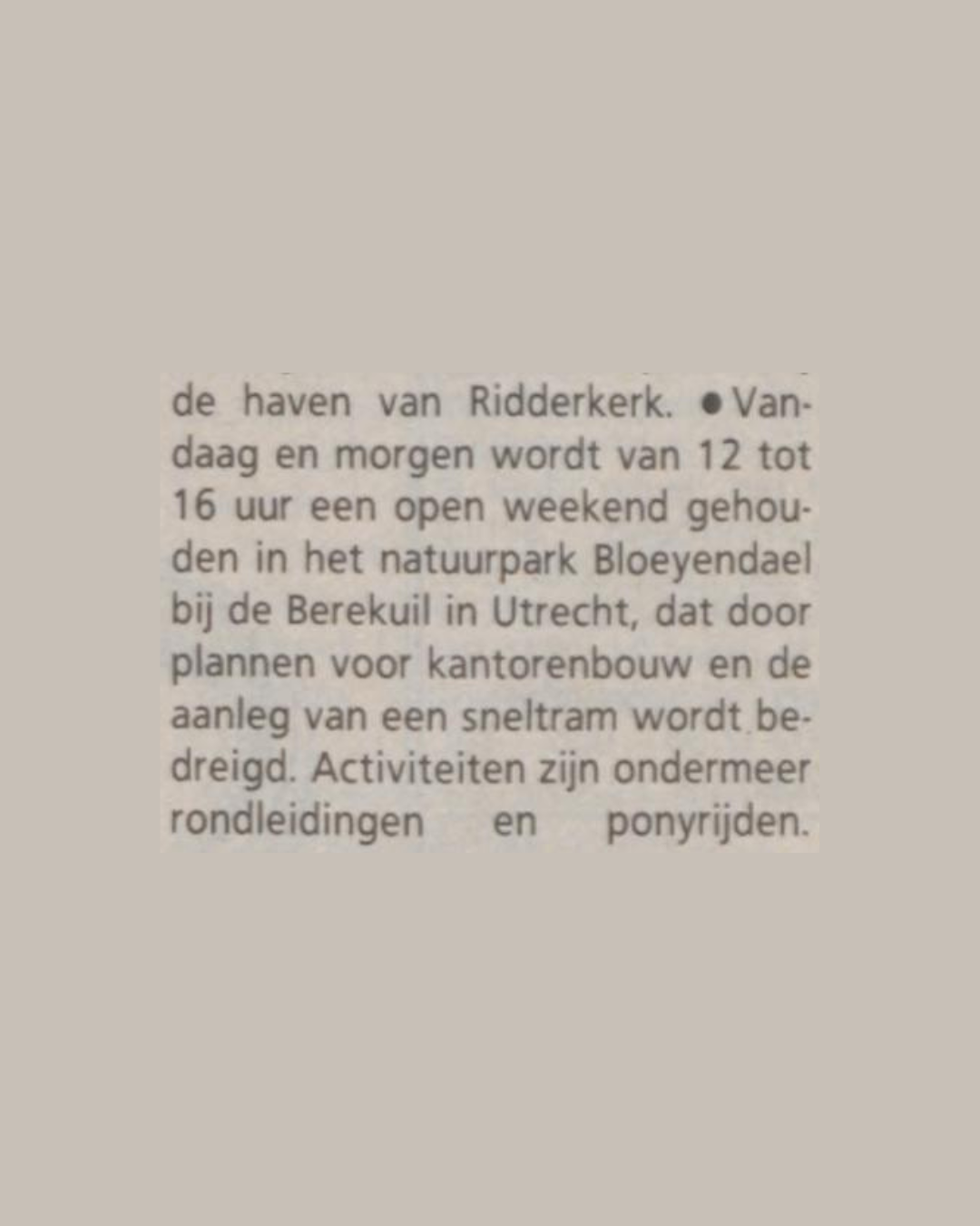 Een krantenknipsel met tekst.