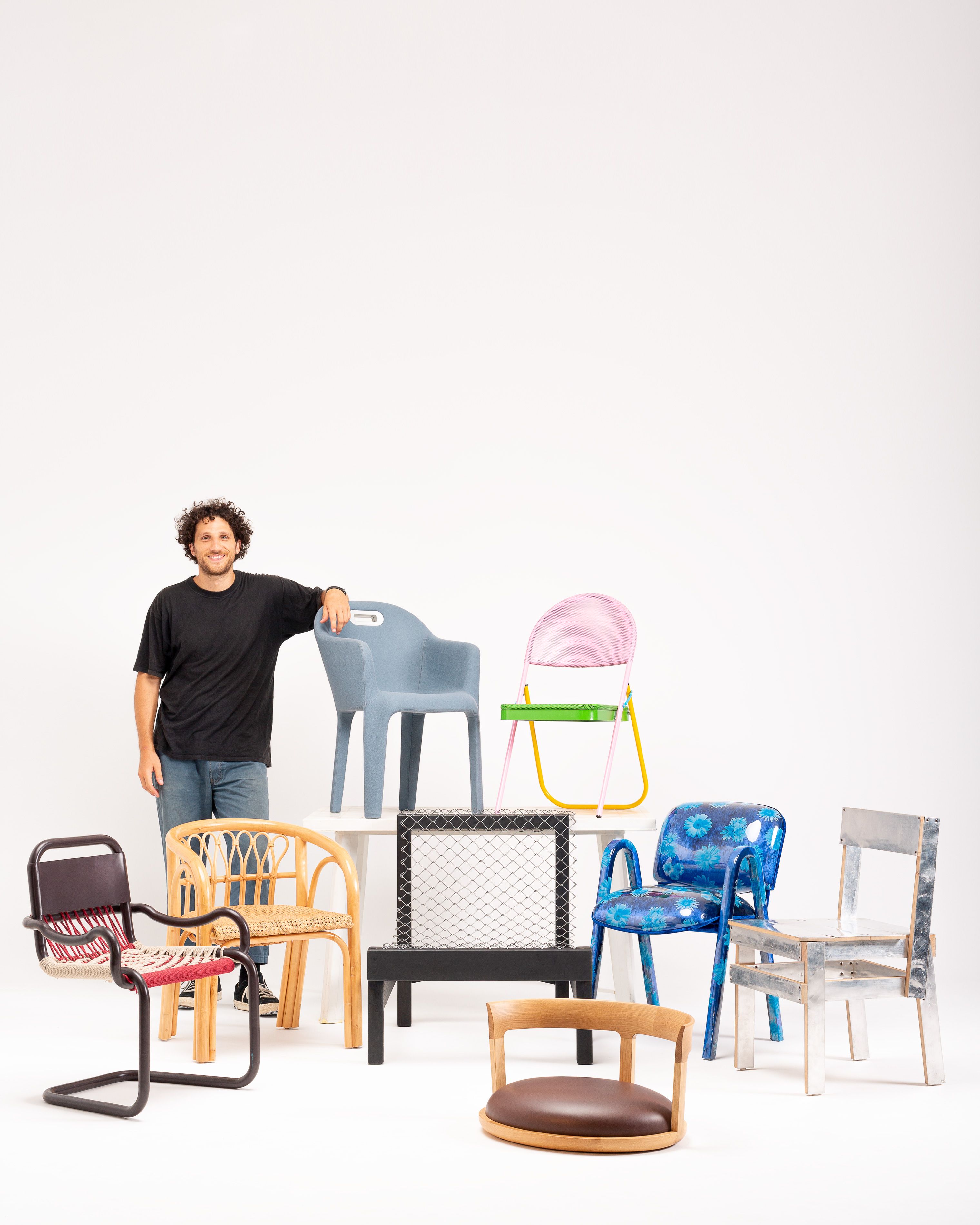 man met 8 verschillende soorten stoelen