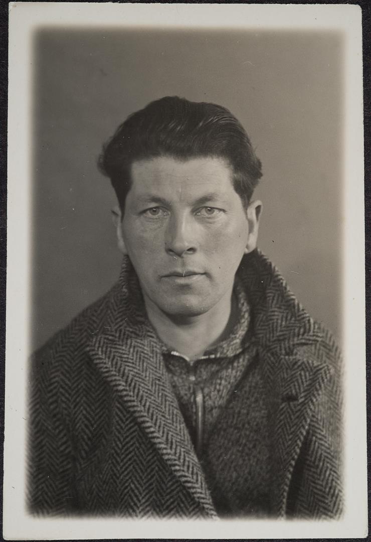 portretfoto van Gerrit Rietveld, met wollen jas