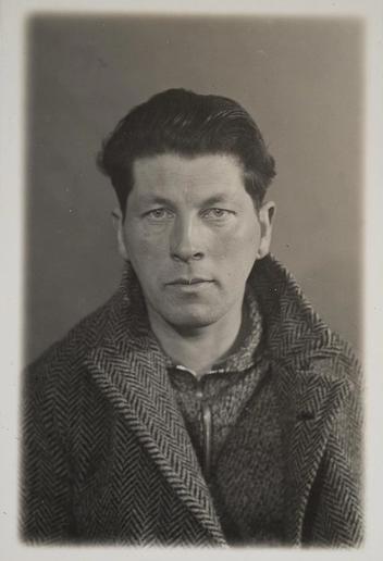 portretfoto van Gerrit Rietveld, met wollen jas
