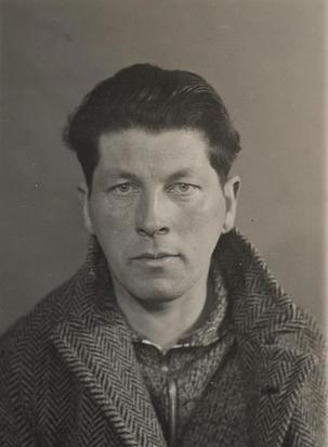 portretfoto van Gerrit Rietveld, met wollen jas