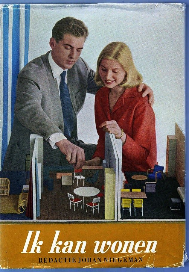 Omslag van Boek met titel Ik kan wonen. Illustratie: man plaatst miniatuurmeubels in een maquette van huiskamers. Hij heeft zijn arm om de schouder van zijn vrouw geslagen.