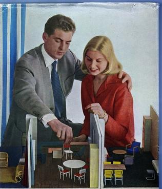 Omslag van Boek met titel Ik kan wonen. Illustratie: man plaatst miniatuurmeubels in een maquette van huiskamers. Hij heeft zijn arm om de schouder van zijn vrouw geslagen.