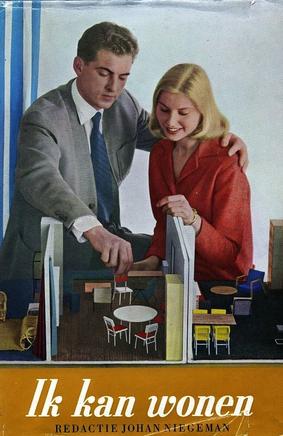 Omslag van Boek met titel Ik kan wonen. Illustratie: man plaatst miniatuurmeubels in een maquette van huiskamers. Hij heeft zijn arm om de schouder van zijn vrouw geslagen.