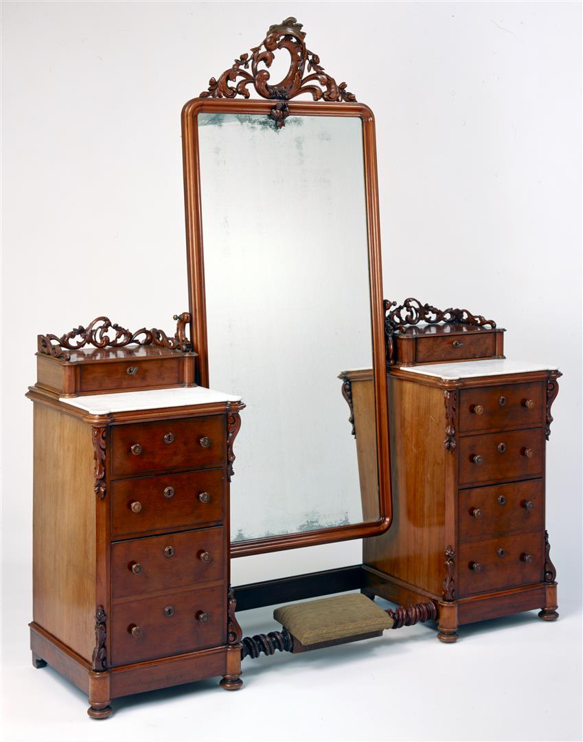 Kaptafel met grote spiegel in het midden, rijkversierd met houtsnijwerk