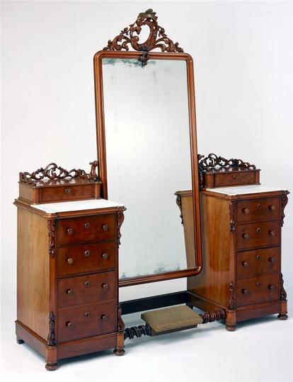 Kaptafel met grote spiegel in het midden, rijkversierd met houtsnijwerk