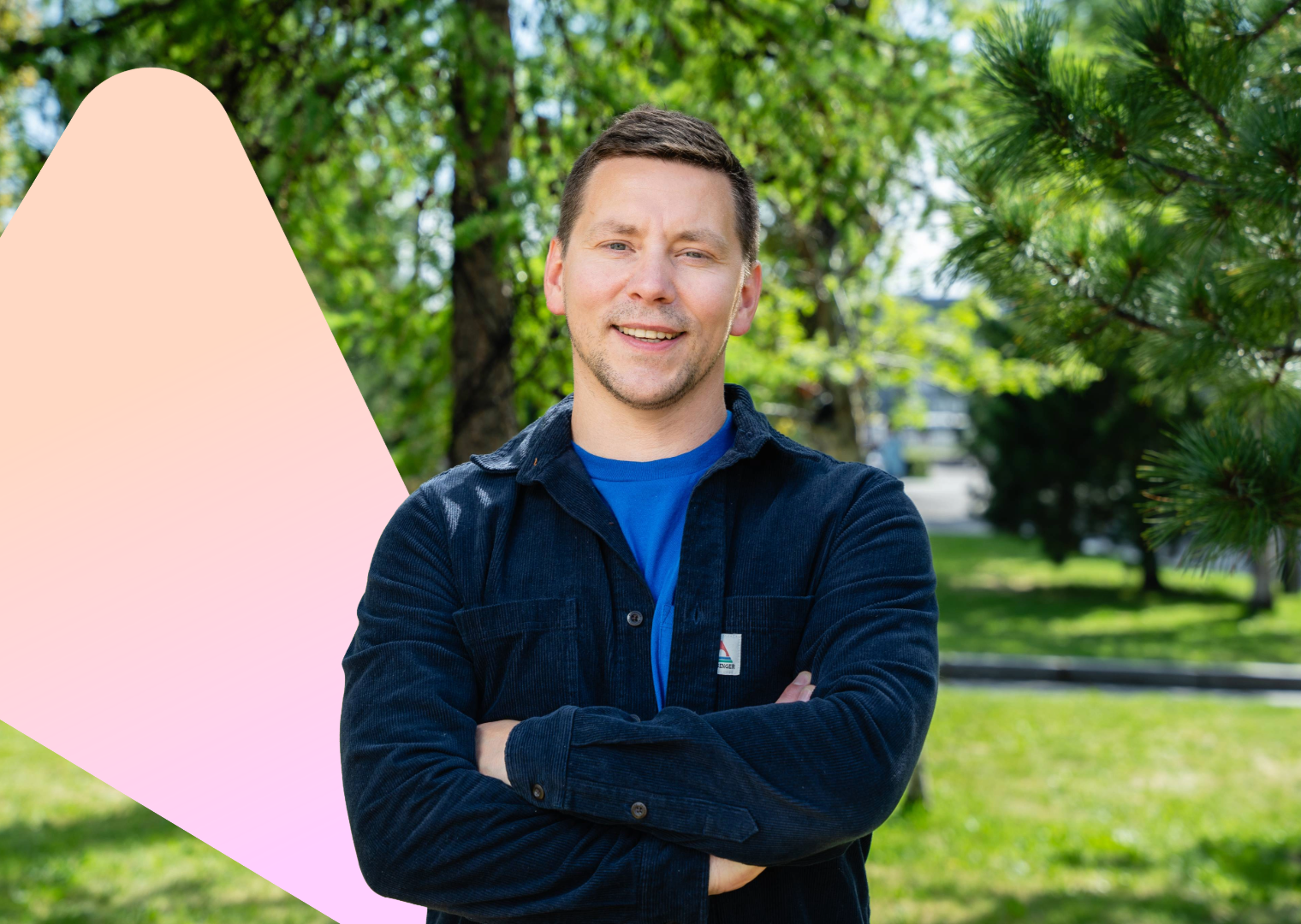 Tom Eirik Olsen, handelssjef i Ishavskraft, smilende foran grønn natur.