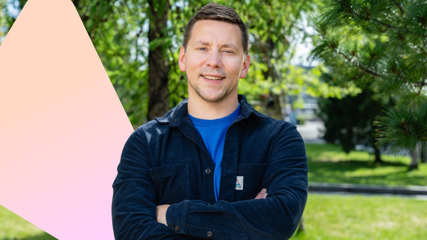 Tom Eirik Olsen, handelssjef i Ishavskraft, smilende foran grønn natur.