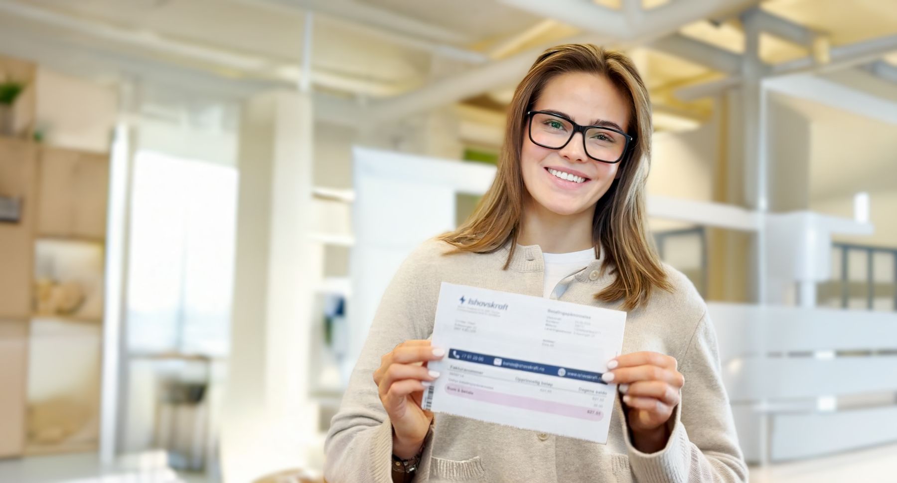 Kvinne smiler og holder opp strømregning fra Ishavskraft – sjekk om du kan få en bedre strømavtale ved å sende oss fakturaen din