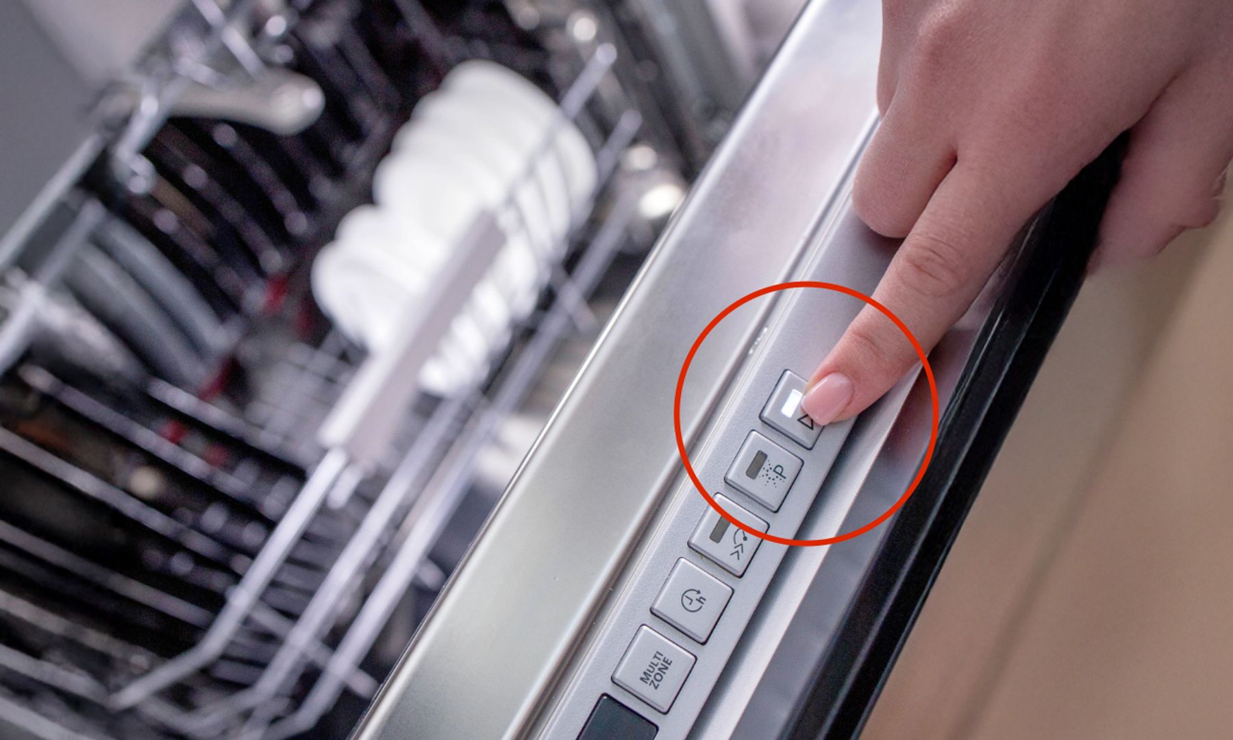 En finger trykker på Eco-knappen på en oppvaskmaskin, og viser hvordan du kan redusere energiforbruket.