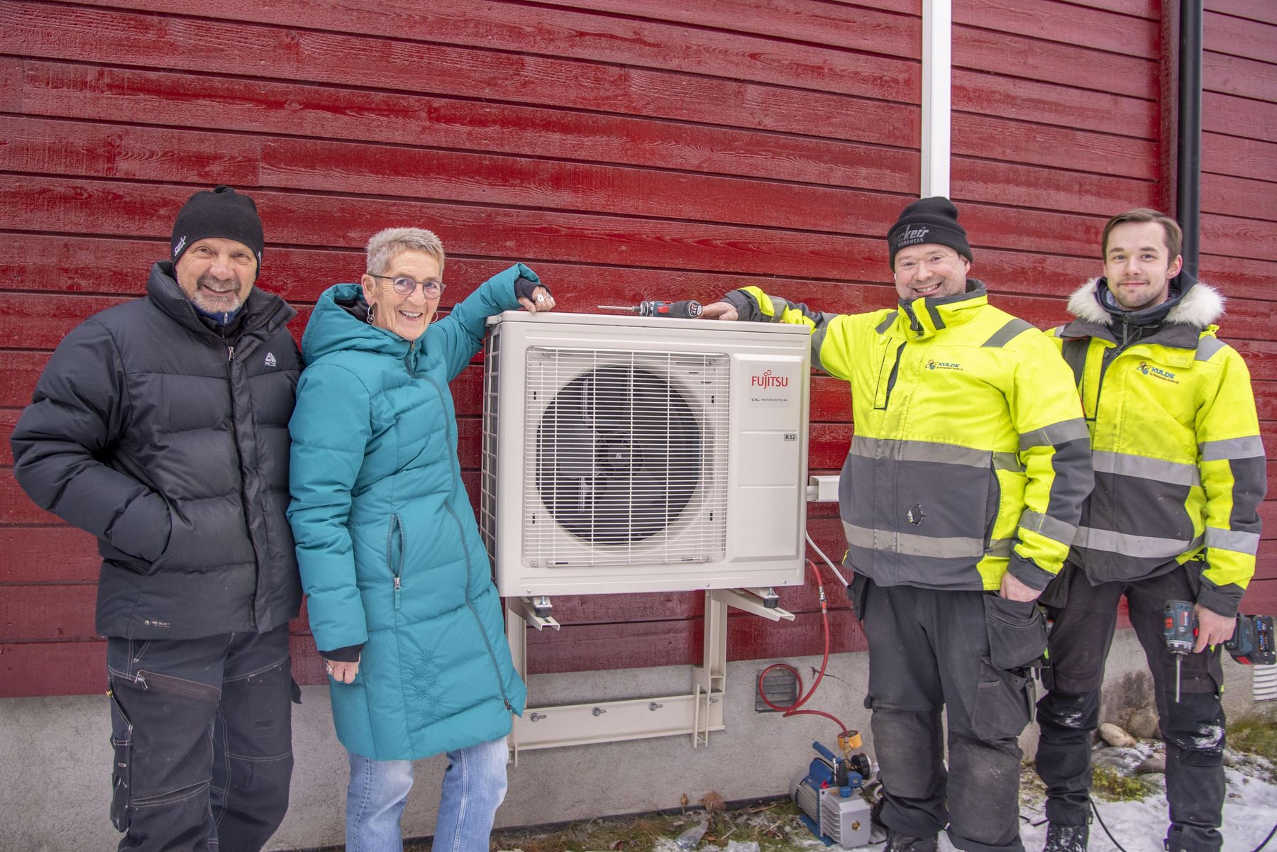 Ekteparet Viktor Johnsen og Britt Søvik er storfornøyd med å ha fått en splitter ny Fujitsu Norgespumpe 6.4. Her med montørene fra Kulde og Varmepumpe Service AS, Raymond Ratama og Nils Thomas Aronsen. 