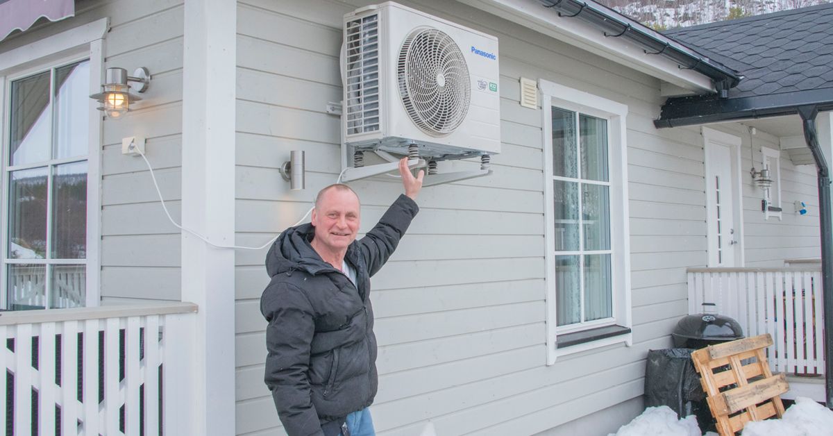 Ronny Berg peker på utedelen til varmepumpa si