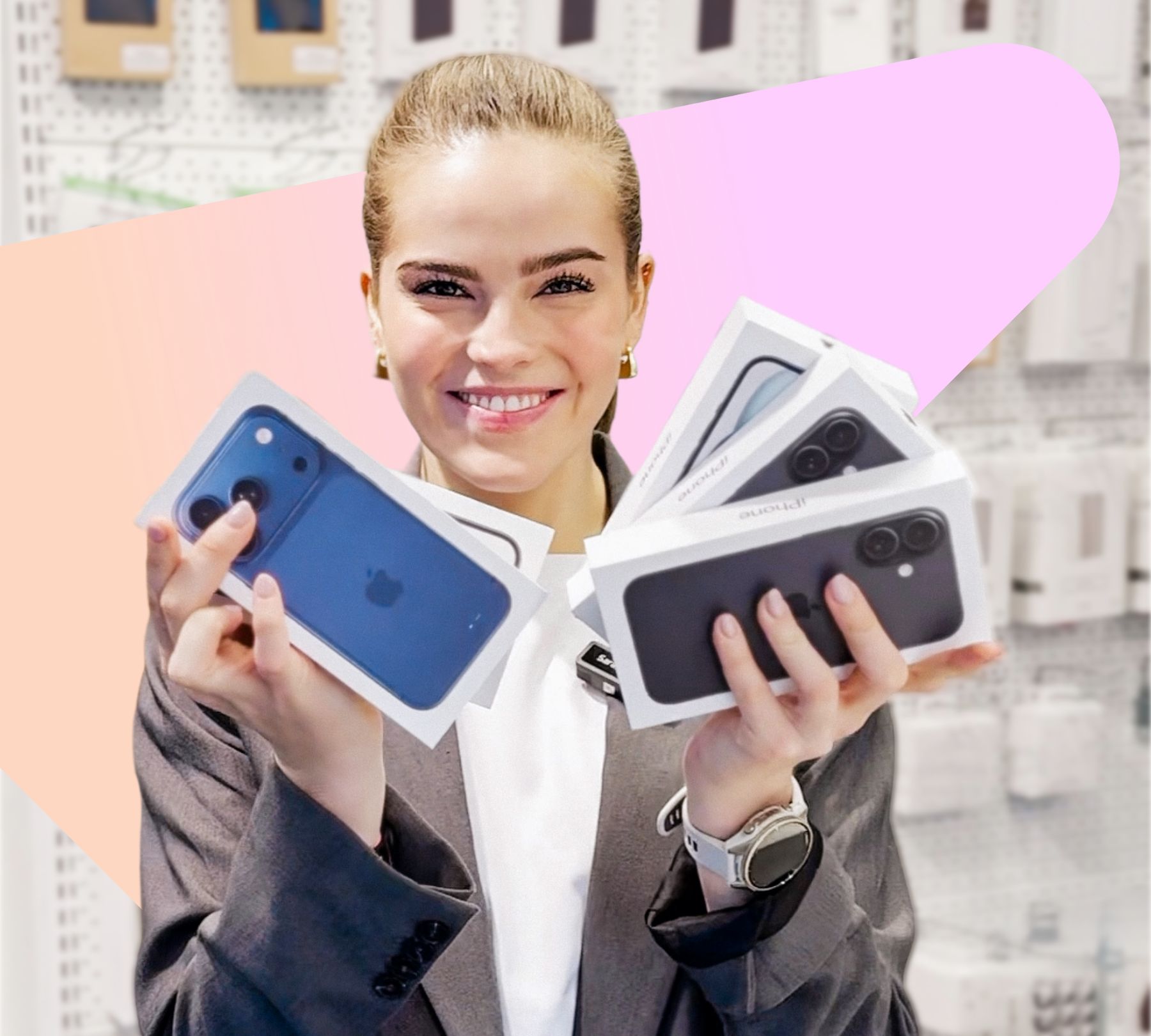 Ung jente står i en mobiltelefon-butikk med fem iPhone 17 i hendene og smiler. Hun har på seg en grå blazer, hvit t-skjorte og hestehale. Ishavskrafts rosa grafikk, en rosa og oransje trekant, ligger i bakgrunnen av bildet.