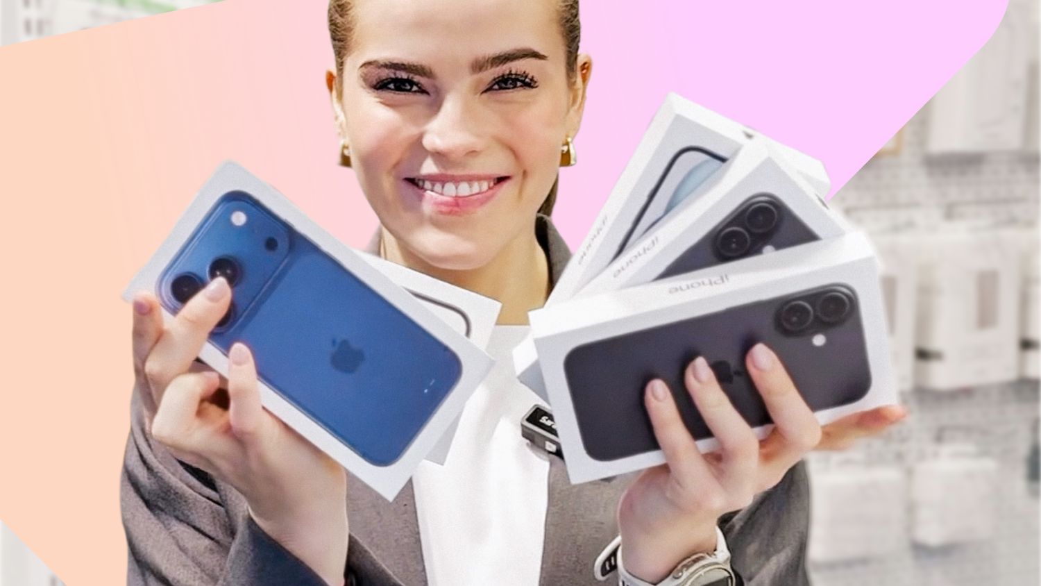 Kvinne som holder flere nye iPhone 17-esker – illustrerer konkurranse der du kan vinne iPhone 17.